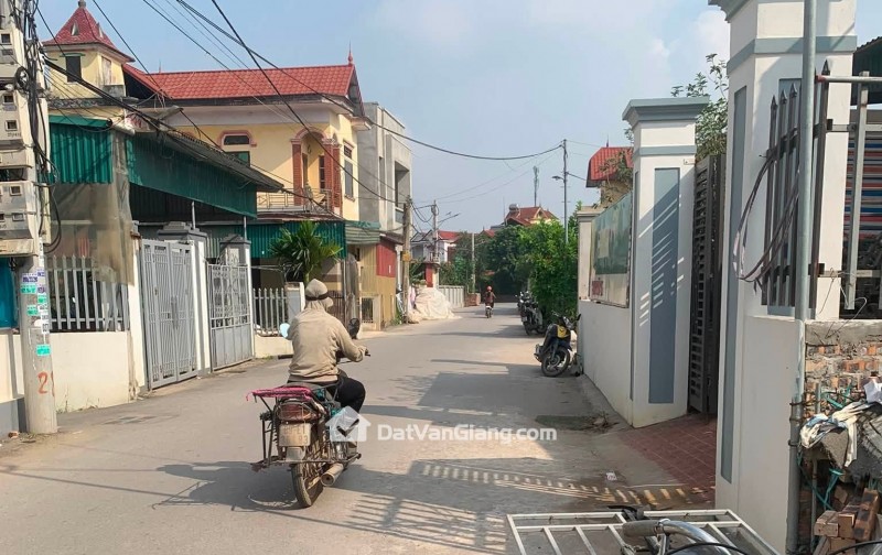 Hàng đẹp phân lô chuẩn bám mặt đường lớn văn giang