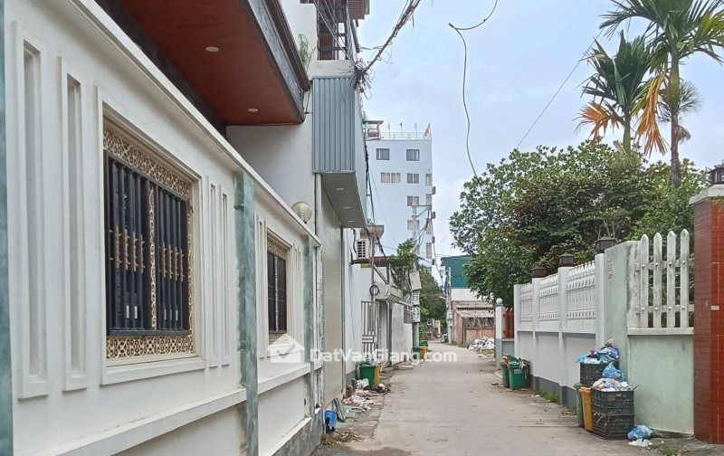 BÁN ĐẤT TẶNG NHÀ 2 TẦNG -  GIÁ ĐẦU TƯ- KHU VỰC TIỀM NĂNG THẬT HIẾM CÓ 1- O -2
