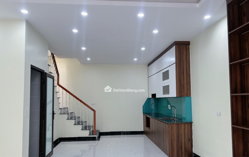 nhà mới 3 tầng - 2 phút ra chợ , trường , cách khu công nghiệp 300m , đường thông otto