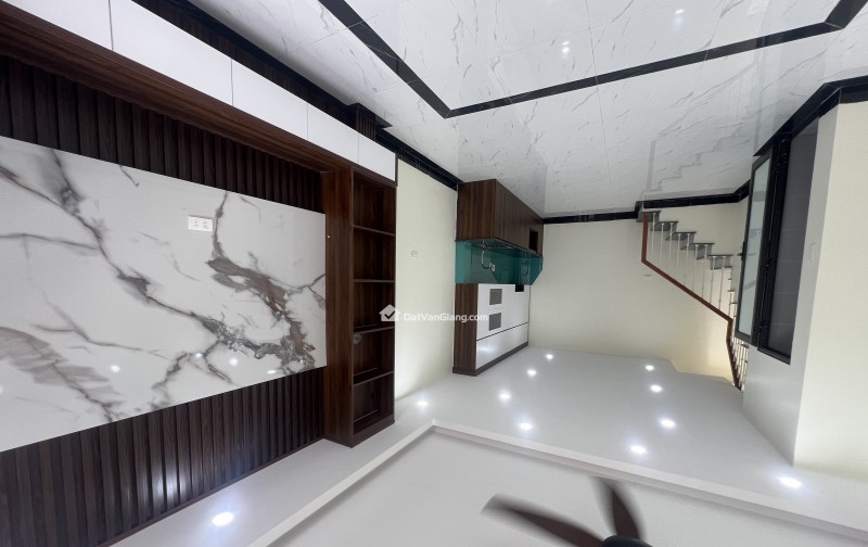 nhà mới 3 tầng - 2 phút ra chợ , trường , cách khu công nghiệp 300m , đường thông otto