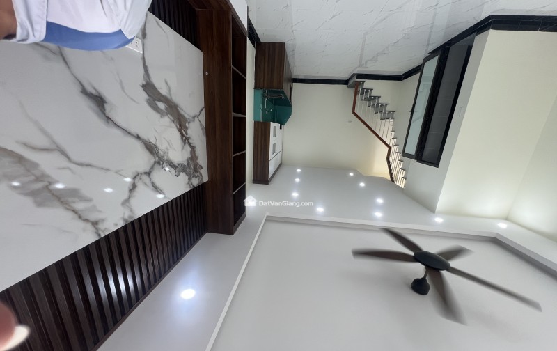 nhà mới 3 tầng - 2 phút ra chợ , trường , cách khu công nghiệp 300m , đường thông otto