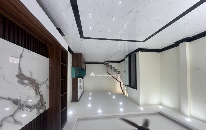 nhà mới 3 tầng - 2 phút ra chợ , trường , cách khu công nghiệp 300m , đường thông otto