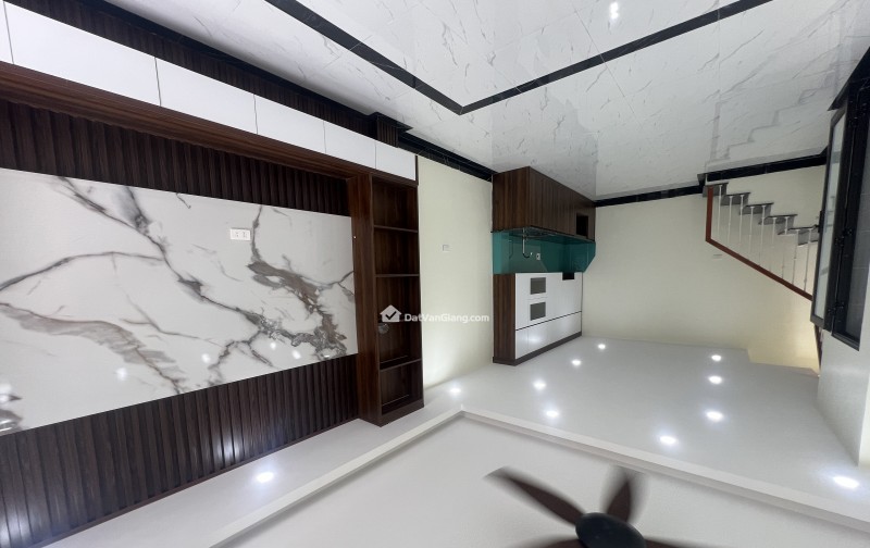 nhà mới 3 tầng - 2 phút ra chợ , trường , cách khu công nghiệp 300m , đường thông otto