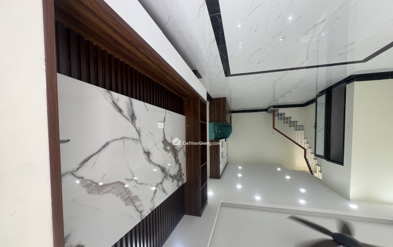 nhà mới 3 tầng - 2 phút ra chợ , trường , cách khu công nghiệp 300m , đường thông otto