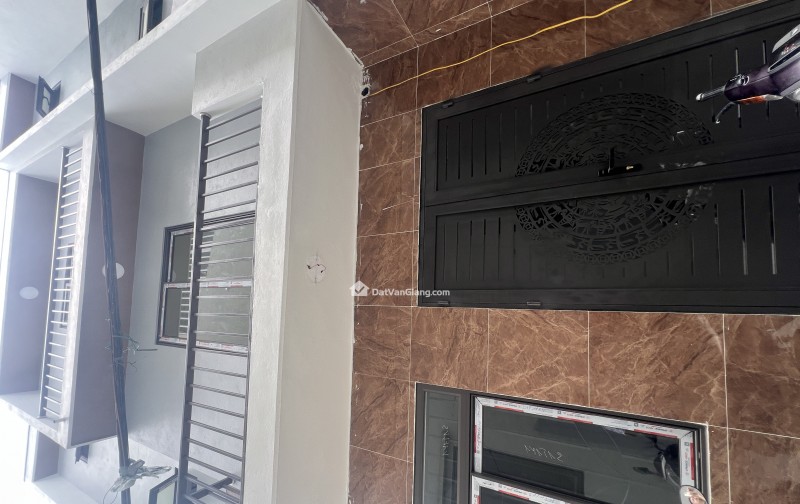 nhà mới 3 tầng - 2 phút ra chợ , trường , cách khu công nghiệp 300m , đường thông otto