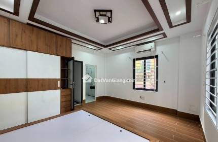 CHỈ CÒN HƠN TỶ NHÀ MỸ HÀO -TIỆN ÍCH. GẦN TRƯỜNG Gần CHỢ VÀ Gần KHU CÔNG NGHIỆP : - 45m2 - tk 3 phòng ngủ  - Giá chỉ hơn 1Tỷ *Xem nhà liên hệ : 0862222629