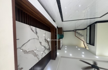 nhà mới 3 tầng - 2 phút ra chợ , trường , cách khu công nghiệp 300m , đường thông otto
