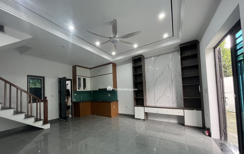hiếm: nhà đẹp văn lâm dân xây ô tô đỗ cửa, sân rộng xe quay đầu tại đất