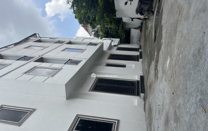 hiếm: nhà đẹp văn lâm dân xây ô tô đỗ cửa, sân rộng xe quay đầu tại đất