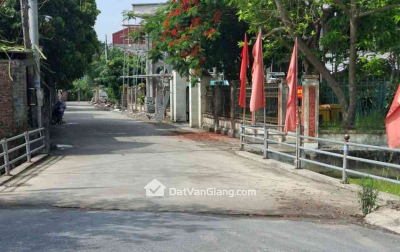 BÁN ĐẤT ,BÁ KHÊ- VĂN GIANG, LÔ GÓC,NGAY CẠNH MẦM NON, MẶT TIỀN ĐƯỜNG RÔNG 6M, 70 TRIỆU/M.