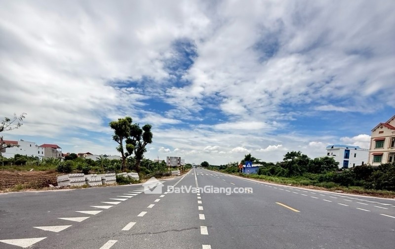 HIẾM ĐẤT PHÂN LÔ, Ô TÔ NGỦ TRONG NHÀ, VĂN GIANG TRUNG TÂM HƯNG YÊN. VIEW SÂN PVF, MẶT TIỀN RỘNG