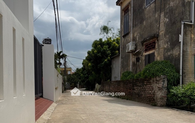 LÊN THÊM SIÊU PHẨM,AB QUÁN TRẠCH-VĂN GIANG, ĐƯỜNG RỘNG 4M, CẠNH BỐ SĨ QUAN, 60 TRIỆU/M.