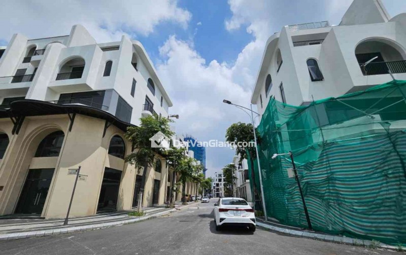 CỰC HIẾM, CÓ 102- TRUNG TÂM VĂN GIANG, BIỆT THỰ LIỀN KỀ-5 TẦNG NHỈNH 9 ĐỒNG.