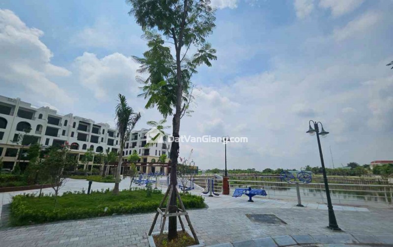 CỰC HIẾM, CÓ 102- TRUNG TÂM VĂN GIANG, BIỆT THỰ LIỀN KỀ-5 TẦNG NHỈNH 9 ĐỒNG.