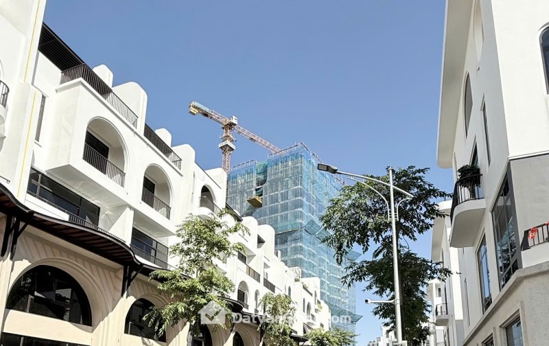 Bán gấp biệt thự Vaquarius 90m2 xây thô 5 tầng sát hồ điều hoà